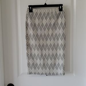 Forever 21 black and white fitted skirt